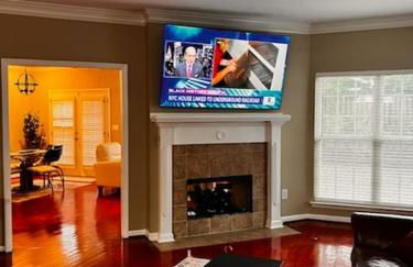 Private Fenced Yard • Sleeps 10 • Mins to Malls - Foto 43