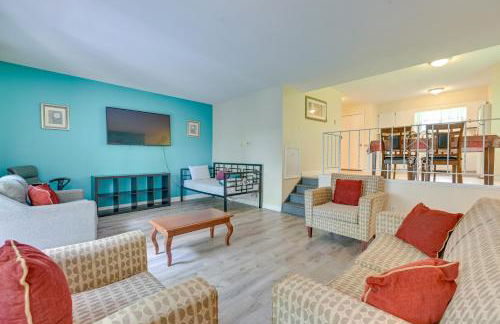 Lake George Townhome with Deck 2 Mi to The Outlets! - Foto 5