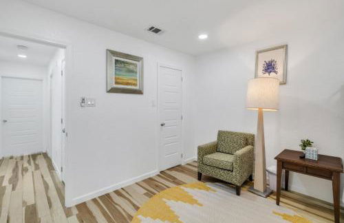 Arlington Entertainment District Home Green & White Door - Foto 47