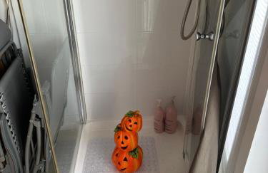 Forest Path luxury Studio Apartment with large bedroom bathroom and sauna Sleeps up to 4 - Photo 24