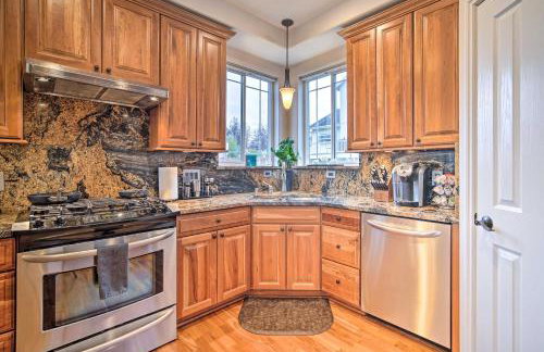 Sleek Escape with Balcony Less Than 1 Mi to 5th Avenue! - Photo 8