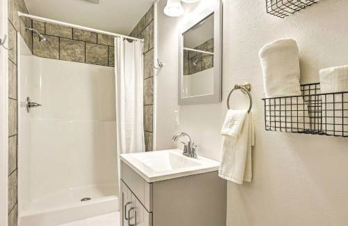 Walk to River Unique Studio in Renovated Bar! - Foto 15