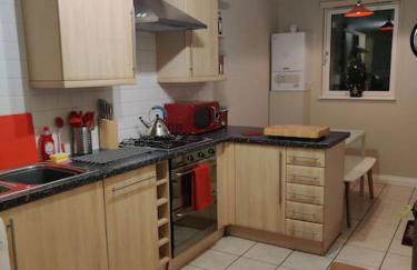 Next to the Palace and Royal Mile with parking - Photo 12