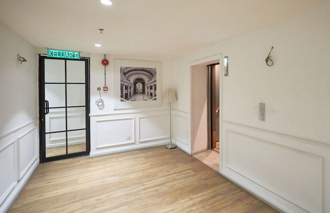 OYO Home 44050 Essential Studio Empire Marriot - Photo 4