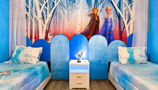 Opulent Villa: Heated Pool, Theater, Game Room - Foto 5, Habitación