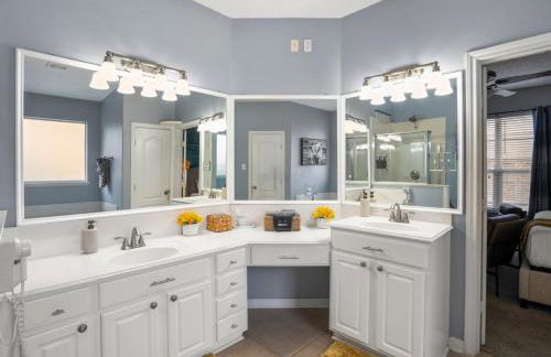 Tropical Escape Pool Jacuzzi Bar in Alvin TX - Photo 9