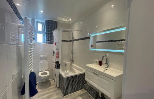 Moderne 4 Zimmer Apartment mit Bergblick Stadtzentrum Contactless Check-in - Foto 57