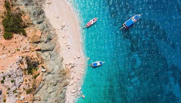 Vue aérienne sur la plage et les bateaux