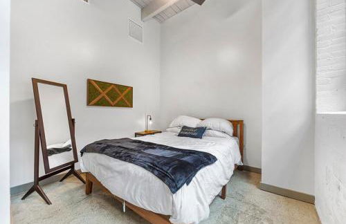 Brooklyn Style Loft l DT l Parking l Cafe - Photo 5