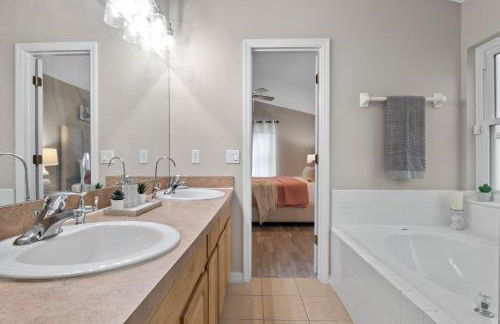 Family Retreat w/ Pool & Foosball, 8.5mi to Disney! - Foto 15