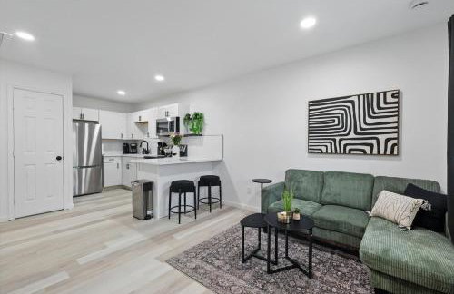 Modern 4BR 2BA Home with Hot Tub-Grill & Huge Yard - Foto 13