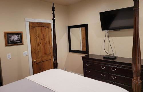 Newly remodeled mountain home! - Photo 16