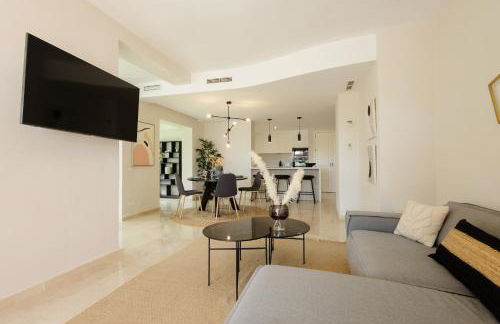 Luxurious frontline golf apartment in Elviria - Photo 26