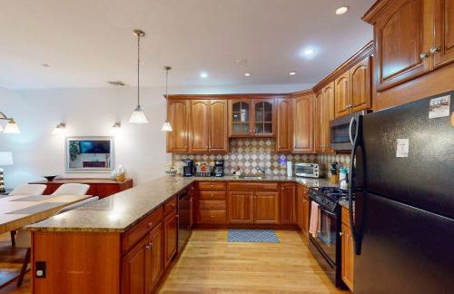 3-Bed 2-Bath Brookline Village Townhome w Deck - Foto 12
