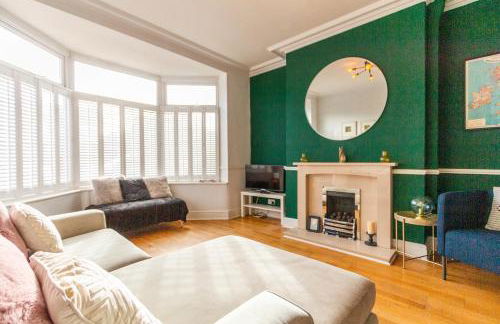 Charming Getaway - 3BR Home in the Heart of Chester - Photo 1