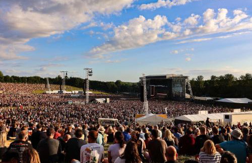 Furzton - Modern Home and Garden, Free Private Parking, TV, Sleeps 6 Guests - Photo 21