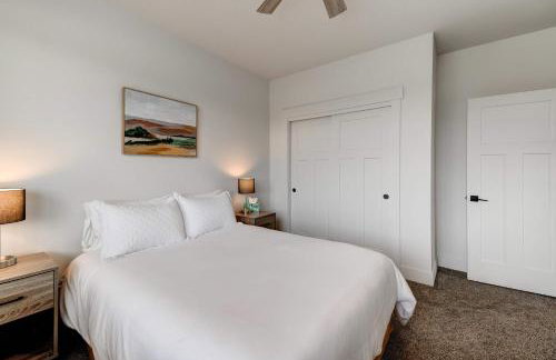 Scenic Modern Home with Private Patio & Fireplace - Foto 27