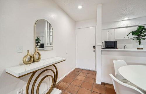 Your 2B Getaway - Steps 2 Dtwn - Sleeps 6 - Pool and Prkg - Foto 17