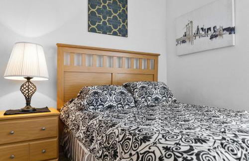 Sunny Getaway with Private Pool, Spa & Fenced Yard - Foto 15