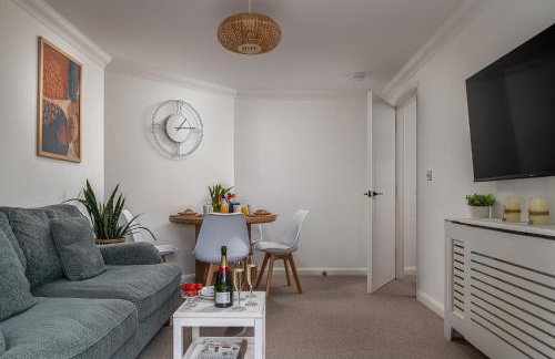 Modern, comfy Town centre gem, near beach, parking - Photo 61