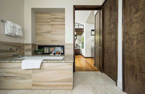 Charming Lake Getaway with Loft - Pickleball & BBQ - Foto 13