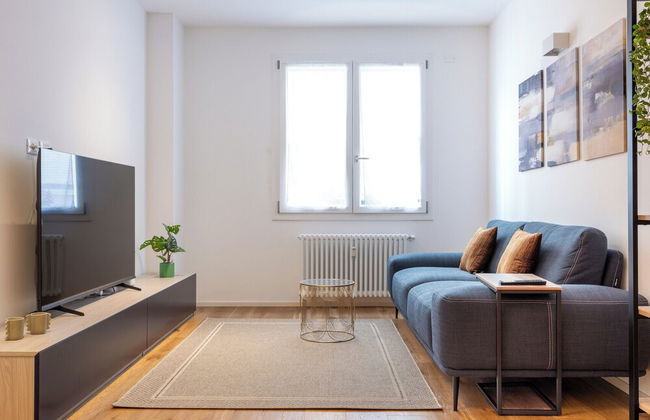 Charming Home - Photo 17