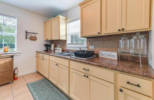 1 Mi to Dtwn Waco! Lovely Home with Fire Pit Table - Foto 12