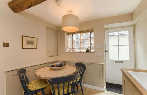 Charming Cotswold Cottage on Church Green, Witney - Photo 11