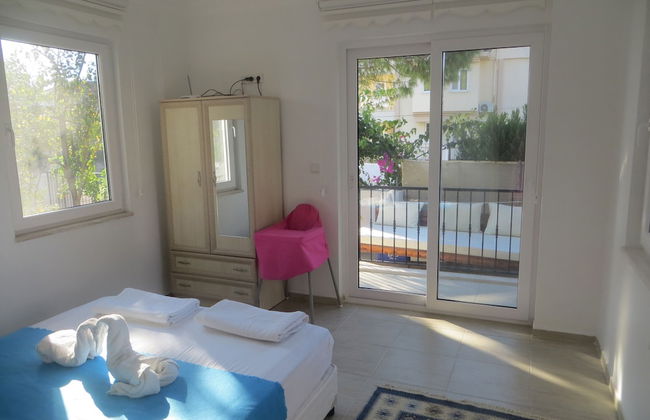 Villasevval-sleeps8-pool-bbq-ac-neartown - Photo 8