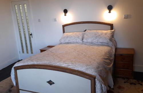 Family-Friendly Devon Farmhouse, sleeps 11, with Indoor Heated Pool, Dartmoor Views & Tarka Trail Access - Photo 10