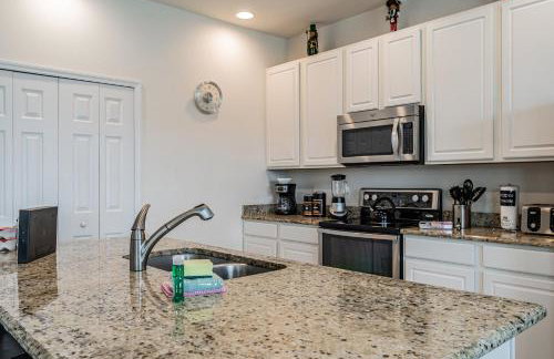 4BR Bella Vida Lakeview Pool Townhome - Photo 6