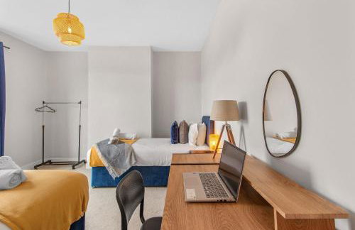 Whitehill - 3-Bed Home from Home, Sleeps 7, Great for Groups & Workers, FREE Parking & Netflix - Hosted by Stay Host Save - Photo 36