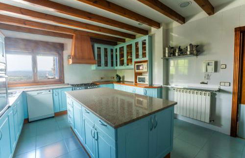 Mansión con Jacuzzi a 40 grados, gran piscina y Pádel - Photo 60