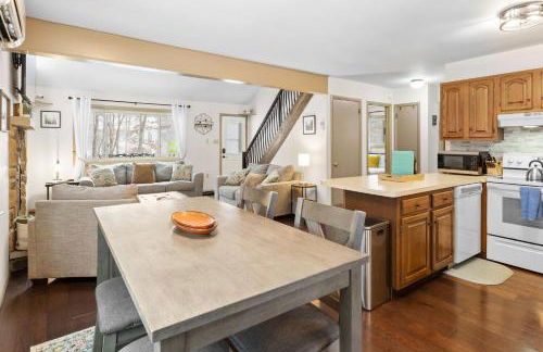 Vaulted Pines Lodge Hot Tub Game Room - Foto 12