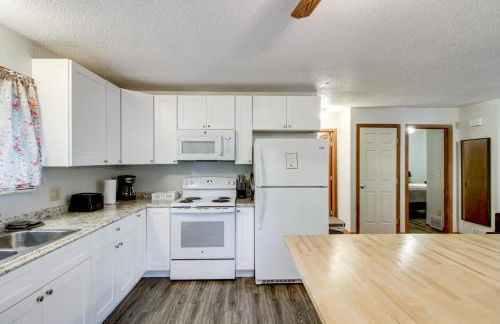 Near Lakes Updated Family Home with Deck in Cushing - Foto 10