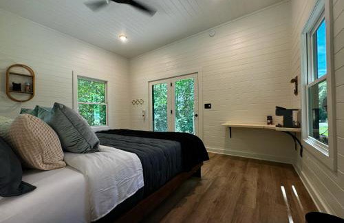 Couples Mirror Cabin -Looking Glass at Valley Bear Farms Resort - Foto 8