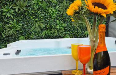 JUNGLE HOT TUB, games room, near eateries, micro brewery, pubs, beauty salons and boutique shops, Argyle, free Netflix, in the heart of Plymouth - Dogs welcome - Hosted by Absolute Accommodation Plymouth - Foto 1