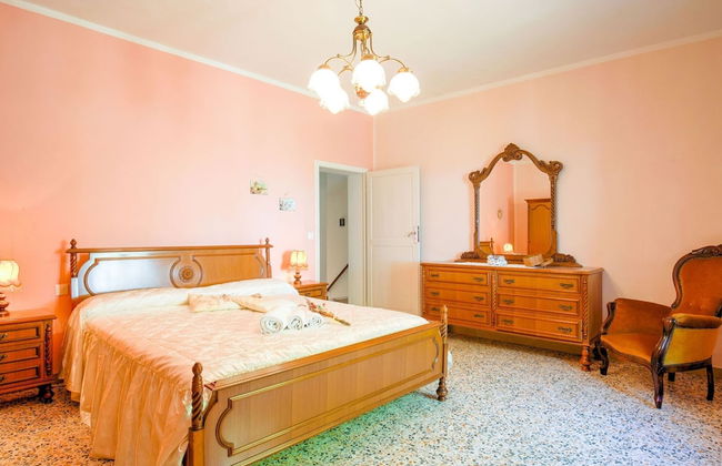 Tuscany Family Country Home - Photo 2