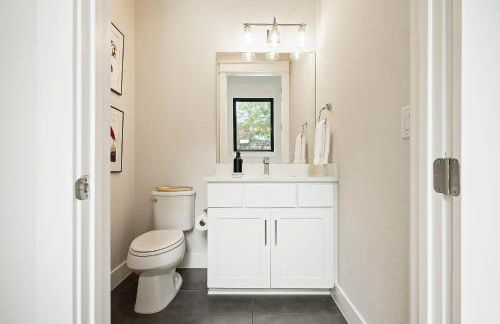 Modern Home in East Austin - Private Pool & BBQ - Foto 31