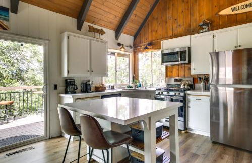 Cozy and Chic Lake Arrowhead Cabin with Deck! - Foto 10