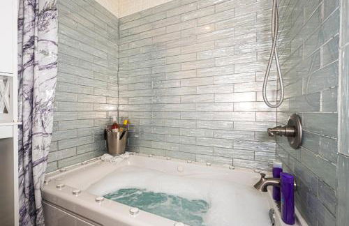 Firepit Games Grill Hot Tub Arcade & King Bed - Photo 12