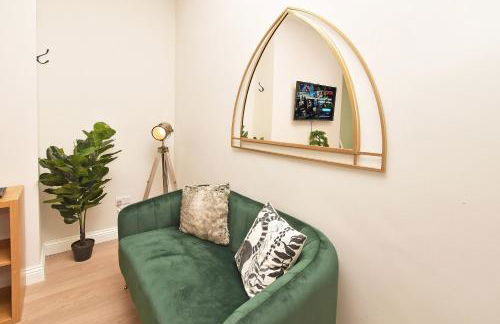 Somerville House by YourStays - 4 Bedroom House in Crewe - Photo 5