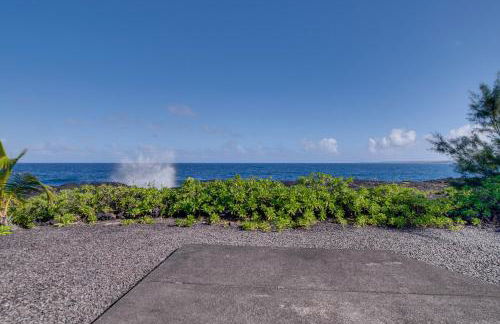 Oceanfront Keaau Gem Ocean and Sunrise Views, Pool - Foto 27