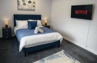 Bright Haven 6 Mins to Airport with Driveway & Garden Sleeps 7 - Foto 14