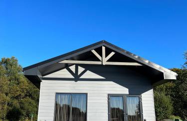 Spacious 3-Bedroom Chalet on Country Estate near Glasgow - sleeps 6 - Photo 6