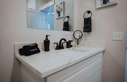 Soulard 4 Bedroom Retreat Near Downtown with Patio and Parking - Foto 48