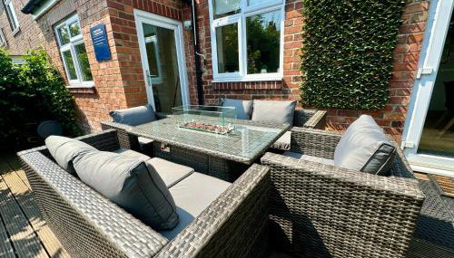 Private All-Weather Hot Tub House, Fire Pit, Free Parking, Near City Centre, Freeman Hospital, Great Transport Links - Photo 3, Garden, heating