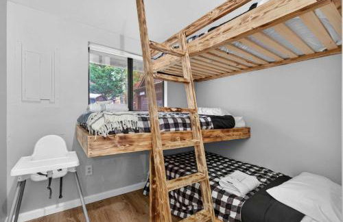 Two Cabins Retreat in Woods Resort - Dog-Friendly - Foto 61