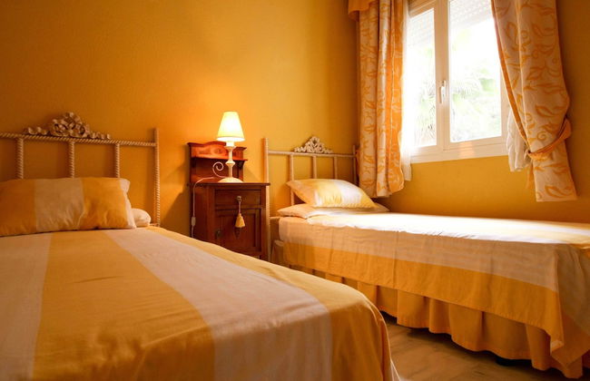 Suitur beachfront duplex with pool and sea views - Photo 9