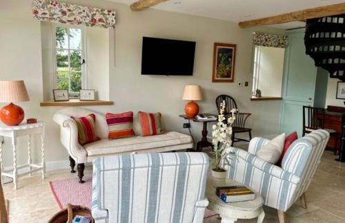 Idyllic secluded hideaway with countryside views on the edge of the Cotswolds - Photo 9